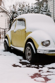 积雪覆盖的小轿车图片