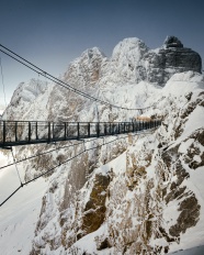 冬季雪域高山吊桥图片