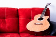 沙发上的木吉他图片