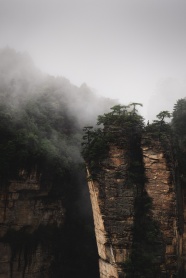 云雾缭绕高山悬崖峭壁图片