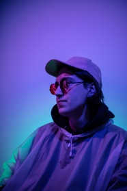 帅哥蓝光背景摄影图片