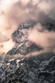雾气朦胧雪域高山图片