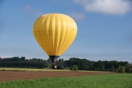黄色热气球飞升图片