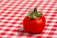 桌面上红色番茄图片