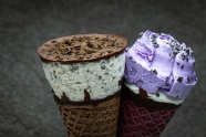 两种口味冰淇淋图片