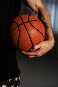 单手抱篮球图片