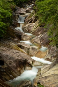 山涧岩石青苔溪流图片