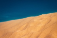 蓝色天空沙漠图片