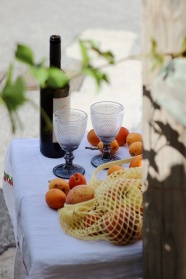 桌子酒杯水果葡萄酒图片