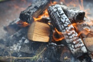 木柴堆燃烧火苗图片