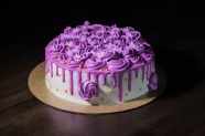 紫色奶油生日蛋糕图片