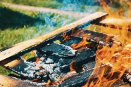 户外柴火堆燃烧图片