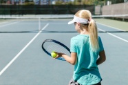 打网球的女孩背影图片