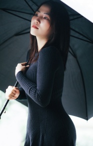 黑色针织连衣裙撑伞美女图片