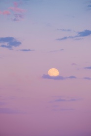 紫色黄昏天空月晕图片