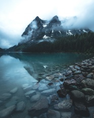 山水湖泊树林高山图片