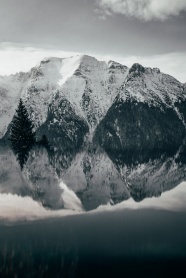 黑白山脉湖泊图片