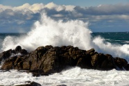 海洋巨浪拍打岩石图片