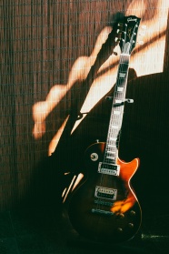 一把棕色Stratocaster电吉他图片