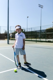 站在网球场上的网球男孩
