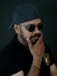 戴帽子墨镜的大胡子男人图片