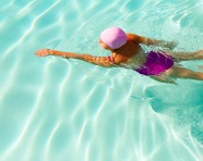 少女泳池学游泳图片