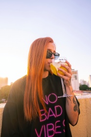 喝柠檬水的美女图片