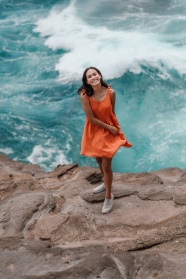蓝色大海海浪美女写真图片