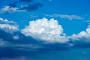 蓝色天空云团风景图片