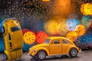 黄色玩具汽车图片