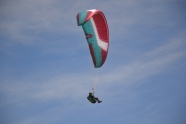 空中滑翔伞降落图片