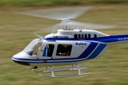 一架飞行遥控直升机图片