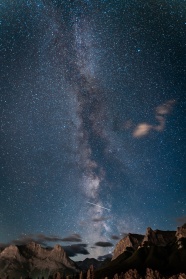 山顶蓝色星空图片