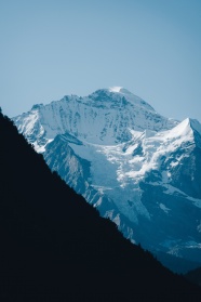 冬季巍峨雪山图片