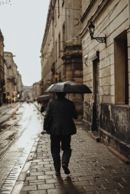 欧洲街头撑伞的路人图片