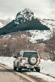 冬季雪地行驶的越野车图片