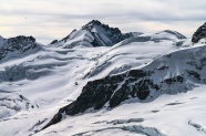 雪山岩石风景图片