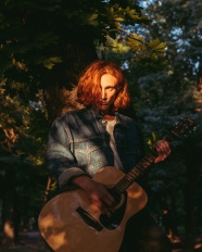 长发个性吉他帅哥图片