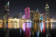 海滨城市建筑夜景图片