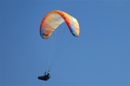 半空中滑翔伞降落图片