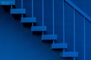 蓝色栏杆楼梯图片