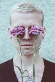 康乃馨遮眼的帅哥图片