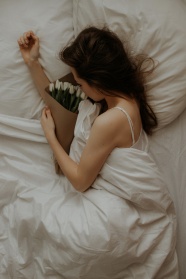 床上睡觉的性感美女图片