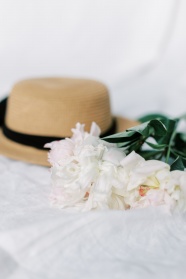 礼帽和白色静物花朵图片