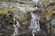石壁瀑布流水图片
