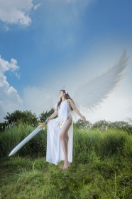 持剑白色天使性感美女图片