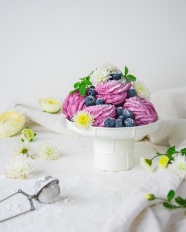 紫色冰激凌蓝莓图片