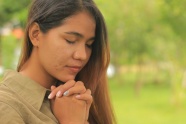 越南美女祈祷图片