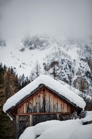 冬日雪域高山雪屋图片