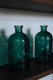 玻璃花瓶浮雕特写图片
